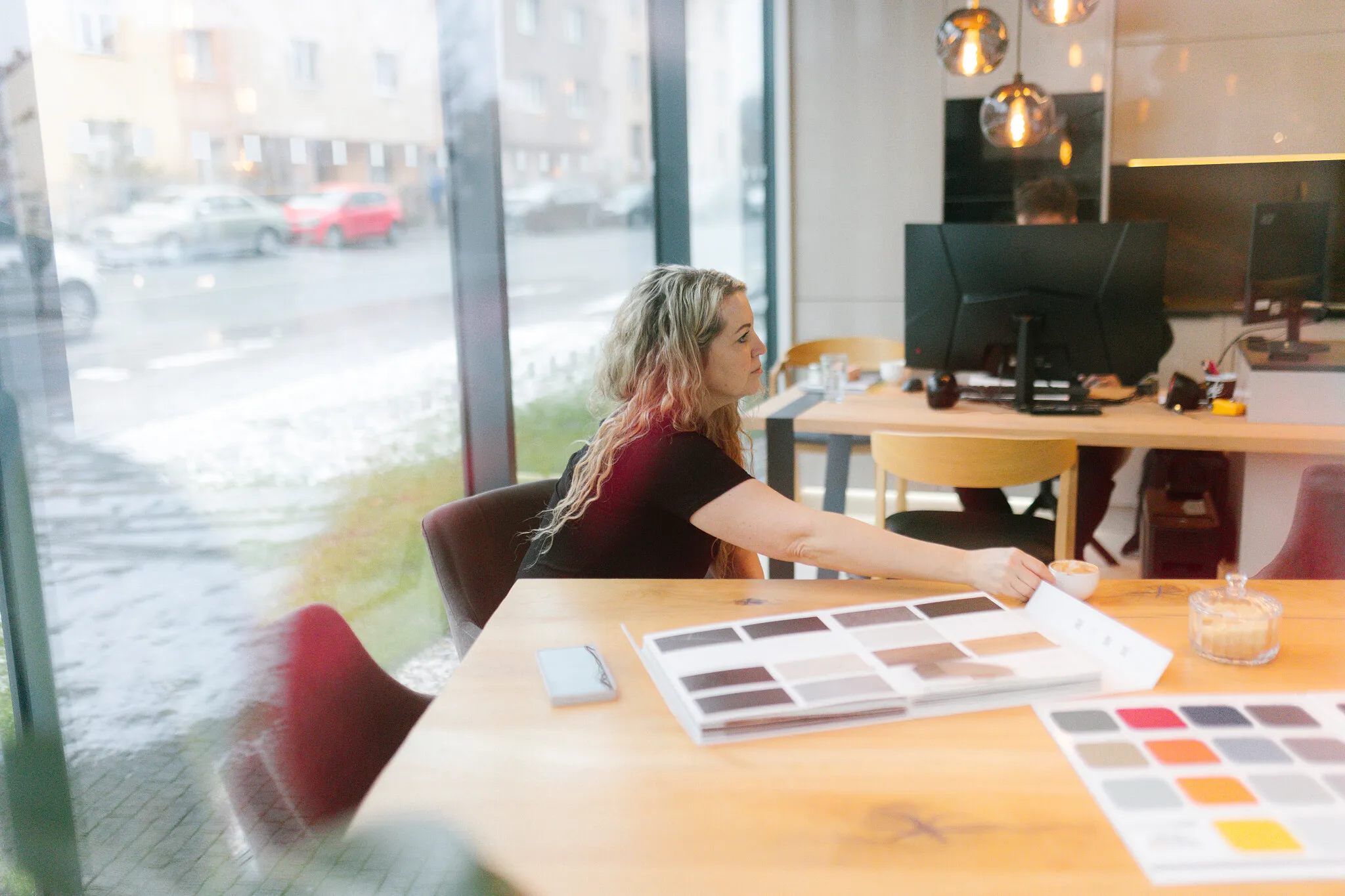 Michaela Procházková ve showroomu — výběr materiálů a barevných vzorků