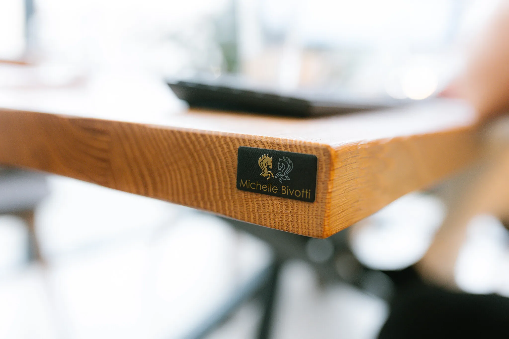 Interiérový design — Michelle Bivotti detail stolu