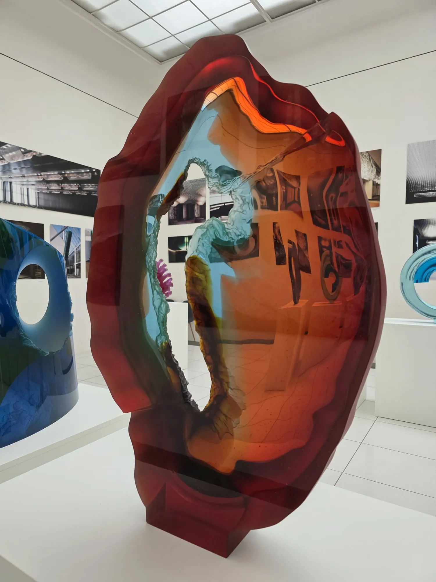 Červená ovoidní skleněná socha