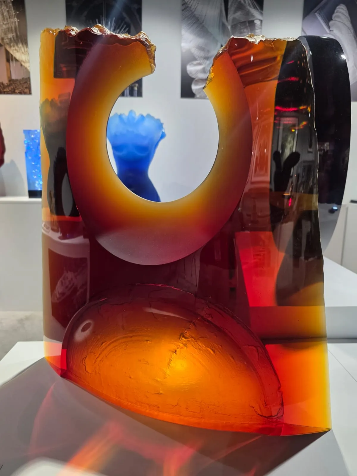 Jantarová skleněná socha