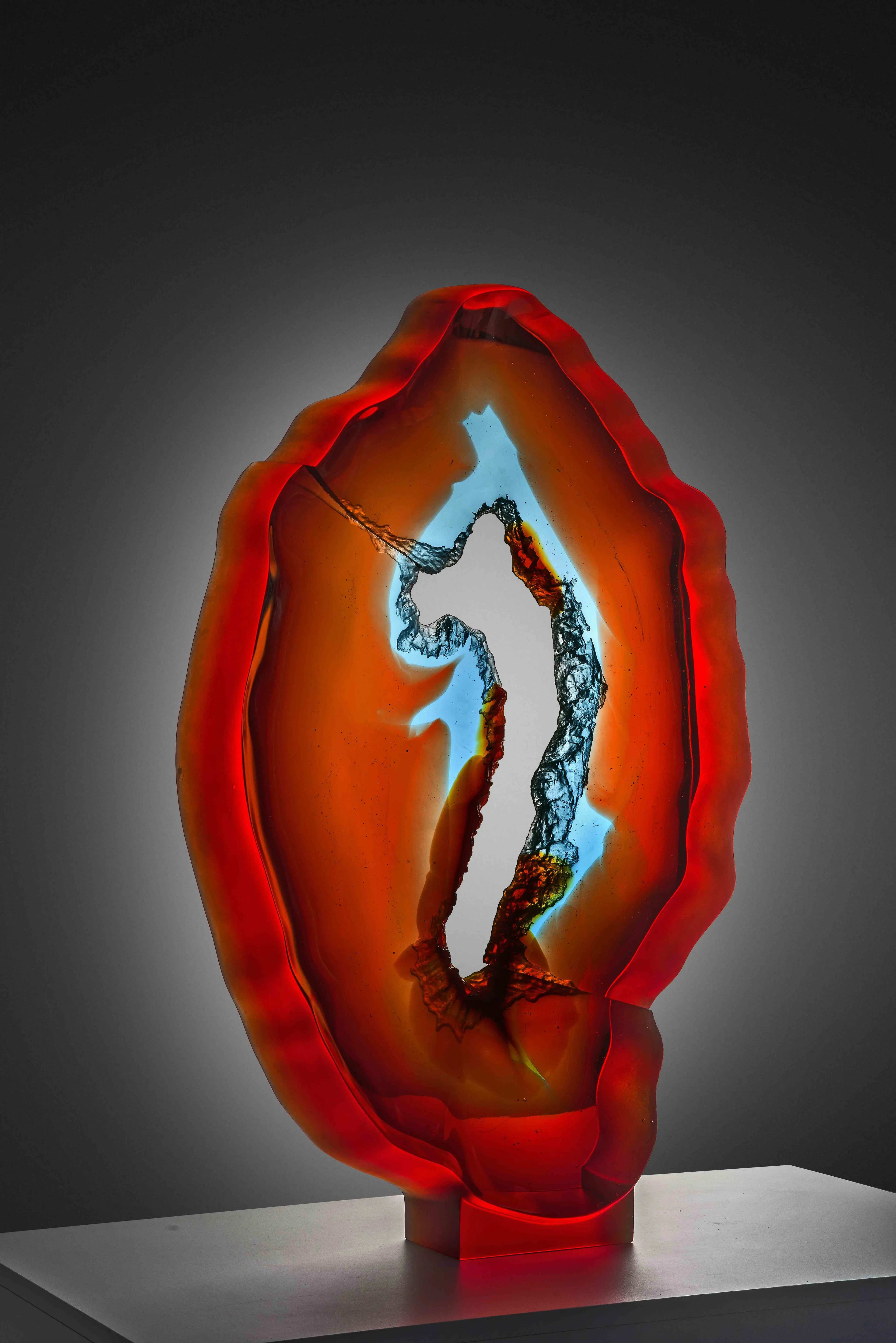 Umělecké sklo — červená skleněná plastika Procházka Glass