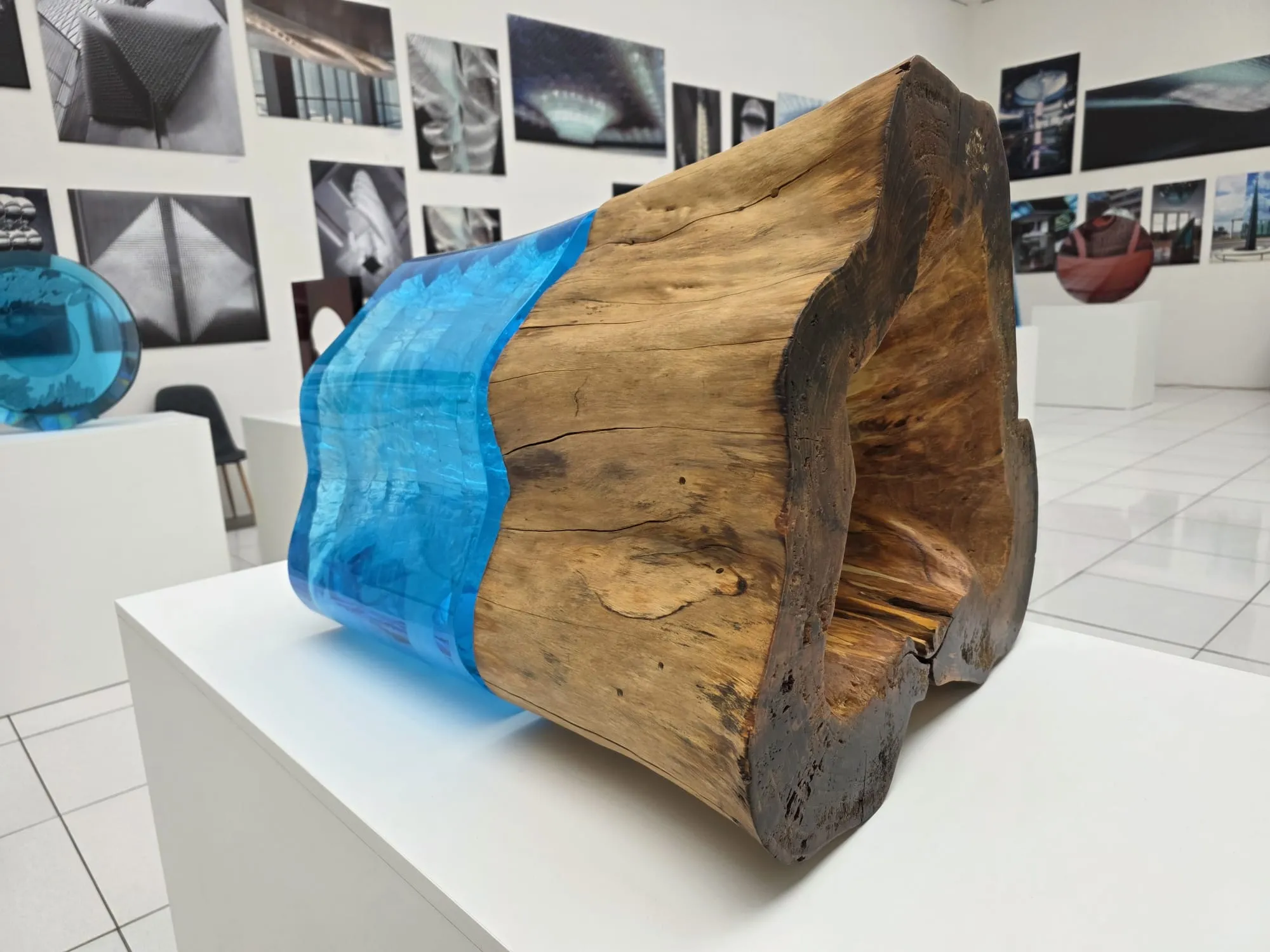 Modrá skleněná socha kombinovaná s dřevem